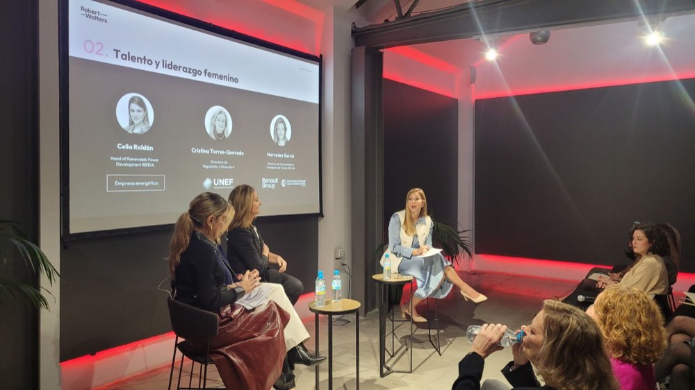 Laura Galera, headhunter de energía, moderando el panel Talento y liderazgo femenino