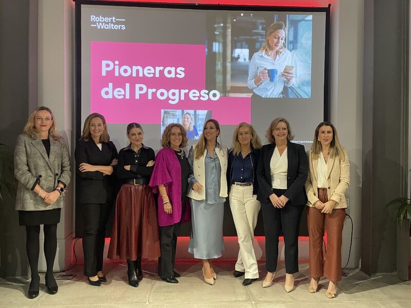 Laura Galera con las ponentes de Pioneras del Progreso, evento de Robert Walters para directivas de energía e industria